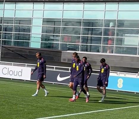 记者：英格兰24人全部参加训练，斯通斯因肌肉问题已经离队